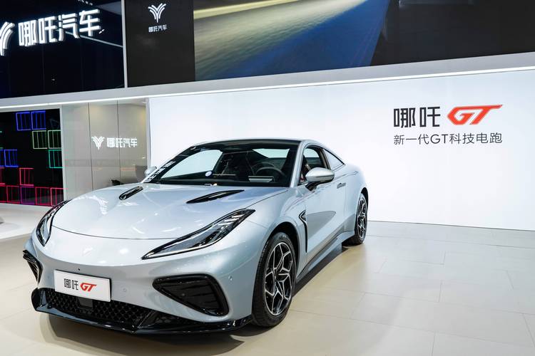 深圳116哪吒汽车在智能汽车领域的表现，领途汽车在新能源汽车市场中的影响力